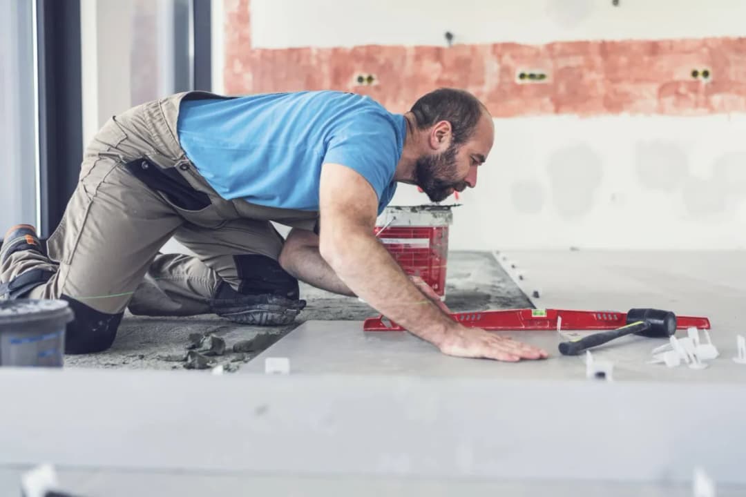 Jak kłaść kafelki na podłodze - uniknij najczęstszych błędów