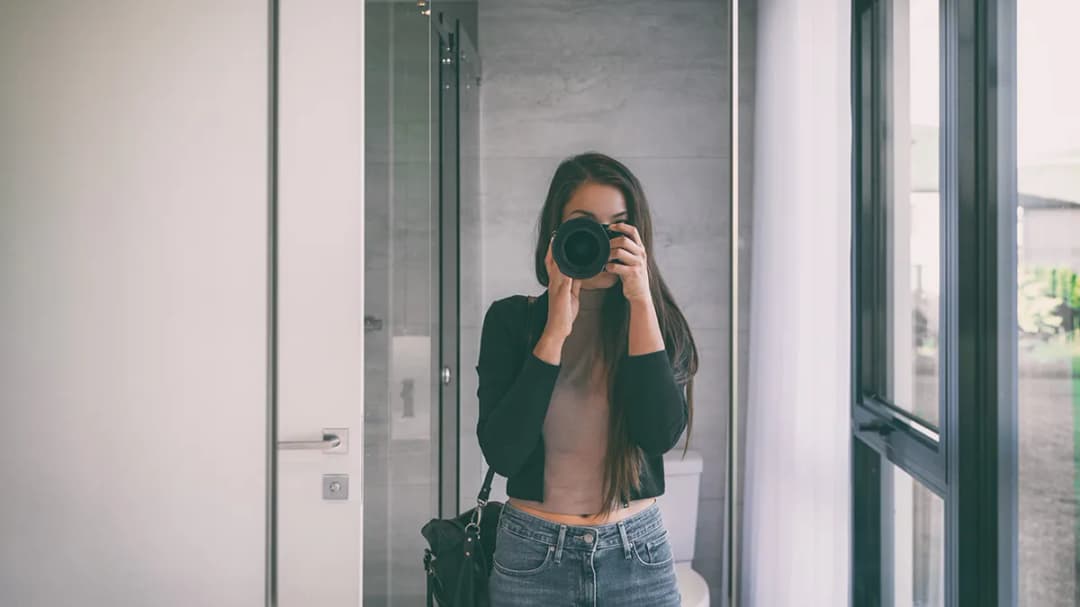 Jak zrobić zdjęcie w lustrze: 10 trików na idealne selfie