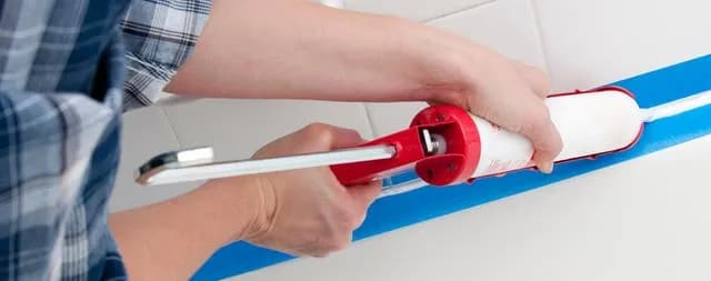 Jak położyć silikon wokół wanny, aby uniknąć wycieków i problemów