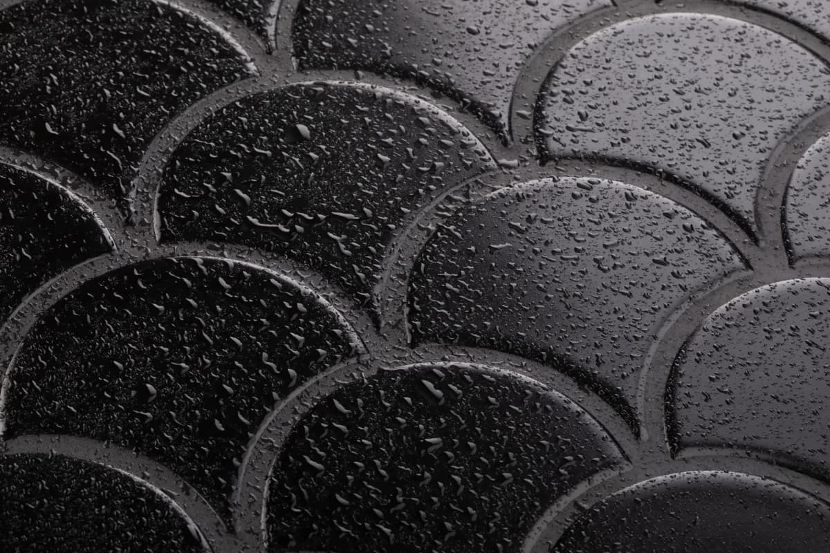 Czym myć kafelki podłogowe, aby uniknąć trudnych plam?