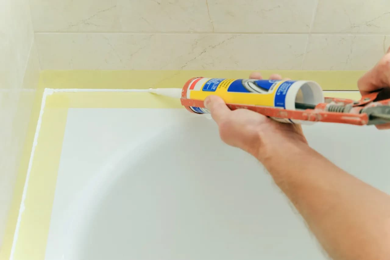 Skuteczne sposoby na to, czym zmyć zaschnięty silikon w prosty sposób