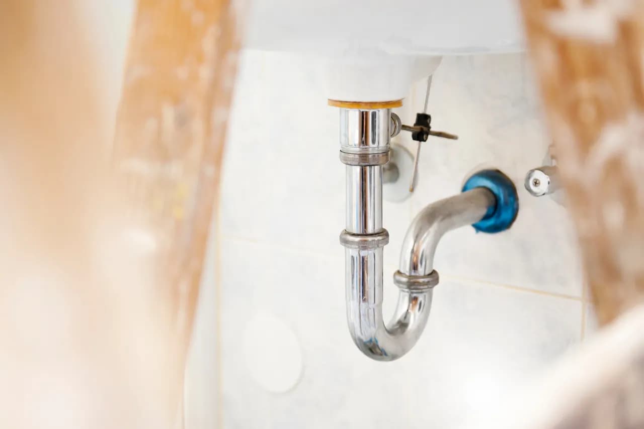 Jak odkręcić rurę pod zlewem - uniknij problemów z odpływem