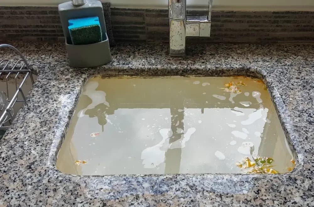 Skuteczne sposoby na odetkanie zlewu w kuchni bez pomocy fachowca