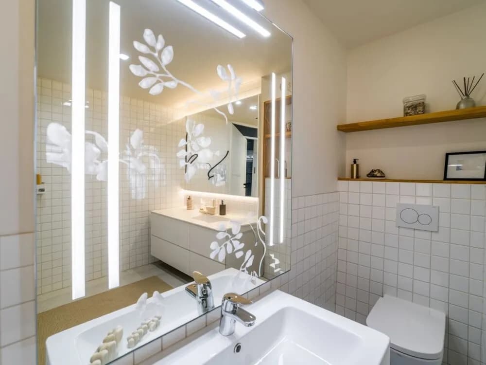 Jak zrobić podświetlane lustro – proste kroki i niezbędne materiały