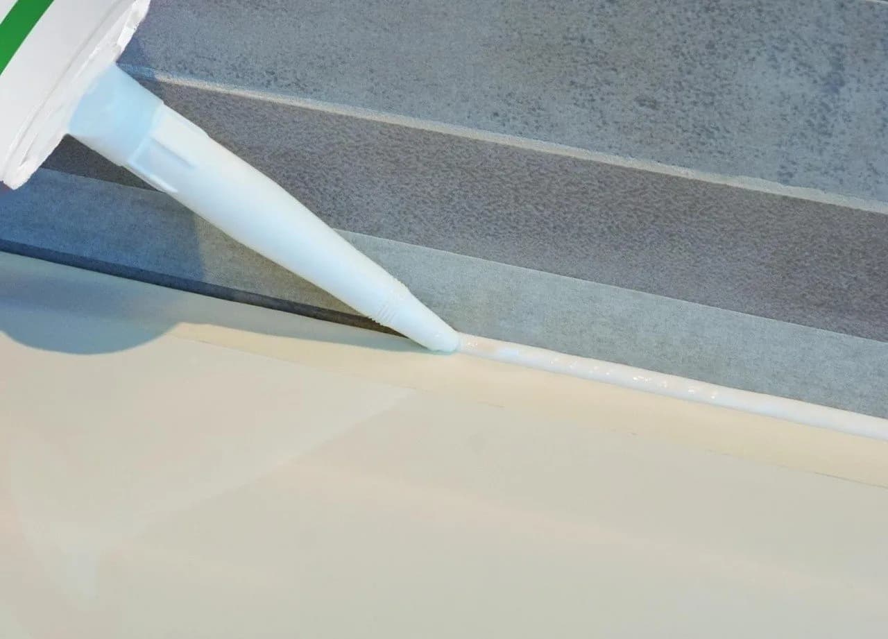 Czym spryskać silikon, aby uzyskać idealnie gładką powierzchnię?