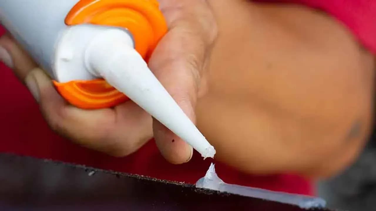 Skuteczne metody na usunięcie silikonu z ubrania bez uszkodzeń